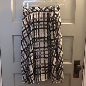 Floaty black&white plaid midi-skirt